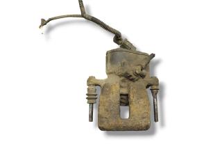 суппорт задний левый Volkswagen Tiguan 1 поколение 2009, 2.0 л., TDi, CBBB, дизель, 6МКПП, deepblack / lc9x, внедорожник 5 дв., полный привод, правый руль, 5N0615403