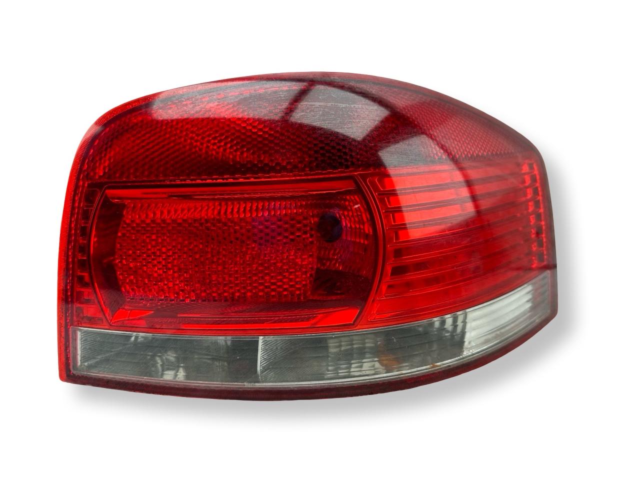 фонарь задний правый Audi A3 8P 2005, 2.0 л., TDi PD, BKD, дизель, 6МКПП, akojasilber / ly7h, хетчбэк 3 дв., передний привод, правый руль, 8P0945096A - фото №1