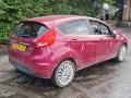 спойлер Ford Fiesta 6 поколение 2010, 1.6 л., TDCi, HHJC, дизель, 5МКПП, hot magenta / m9, хетчбэк 5 дв., передний привод, правый руль, 8A61-A44210-BDW - фото №4
