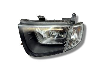 фара левая Mitsubishi L200 4 поколение 2007, 2.5 л., DiD, 4D56 (16V), дизель, 5МКПП, pyreness black / x08, пикап, полный привод, правый руль, 8301B027
