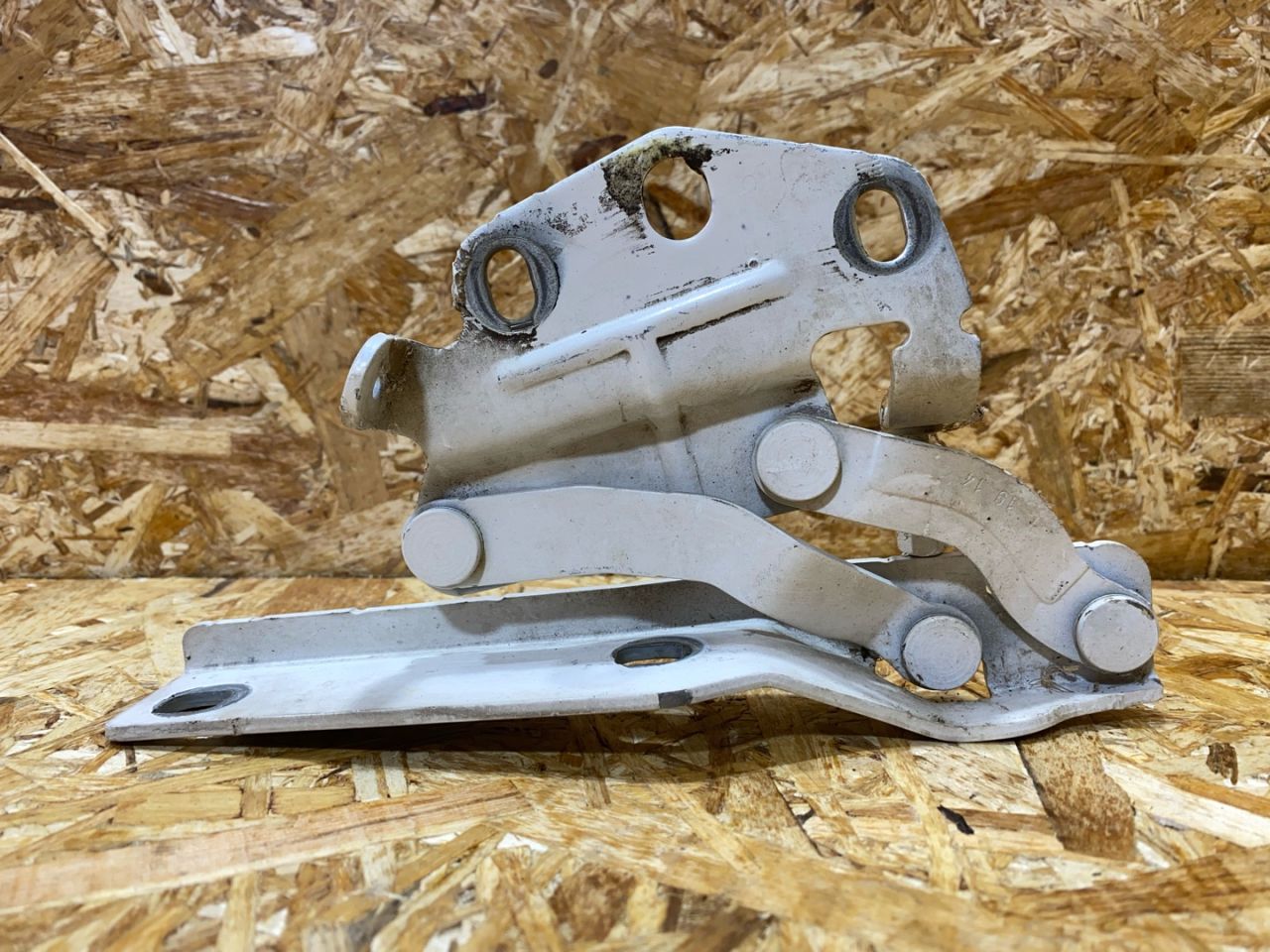 петля капота левая Volkswagen Passat B7 2014, 2.0 л., дизель, 3AA823301 - фото №1