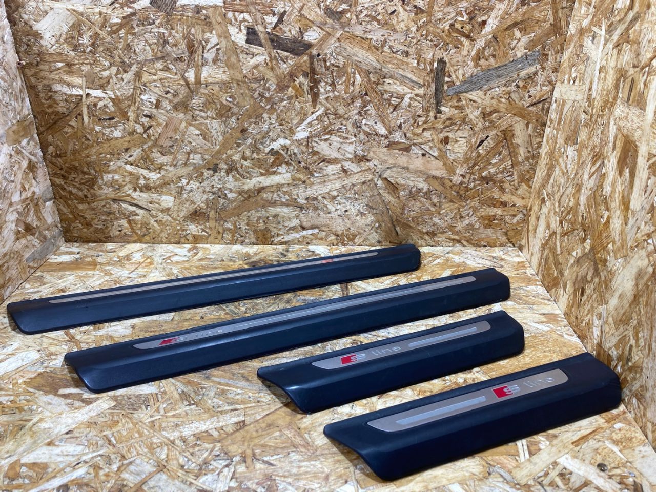 накладка на порог внутренняя Audi Q7 4M 2016, 3.0 л., дизель, 4M0853373C, 4M0853374A, 4M0853376C, 4M0853375B - фото №1