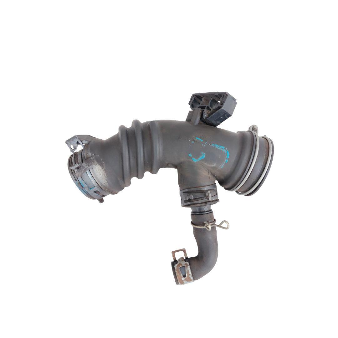 патрубок воздушного фильтра Toyota Auris 2 поколение 2014, 1.4 л., дизель, 17882-33010A1 - фото №1