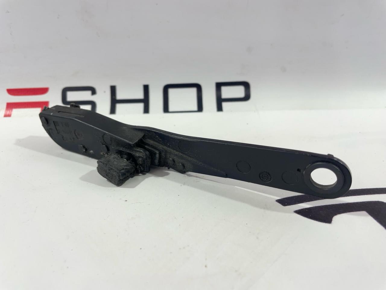 Кронштейн направляющая люка Tesla Model S 1 поколение 2014, 1033886-00-E, 6008676-00-D - фото №1