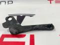 Кронштейн направляющая люка Tesla Model S 1 поколение 2013, 6008664-00-E - фото №2