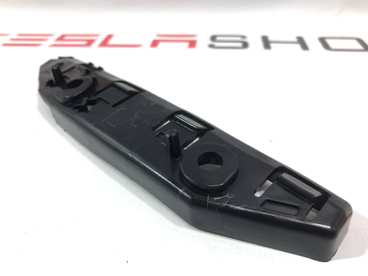 Кронштейн крепления направляющая бампер крыло Tesla Model 3 1 поколение 2020, 1084181-00-E - фото №1