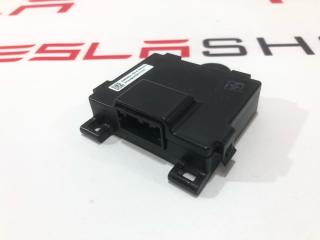Блок контроля ручки двери Tesla Model S 1 поколение [2-й рестайлинг] (2021 - 2026), 1069651-00-E