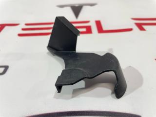 Накладка декоративная петли капота Tesla Model 3 1 поколение 2019, 1112072-00-B