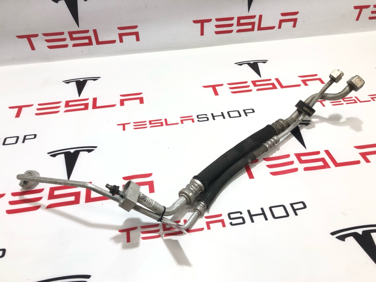 трубка кондиционера Tesla Model X 1 поколение 2019, 1037334-00-D - фото №1