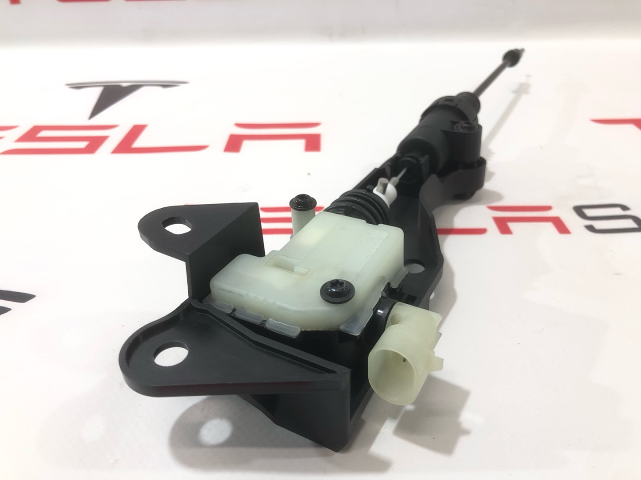 электропривод замка капота Tesla Model 3 1 поколение 2019, 1098790-00-D - фото №1