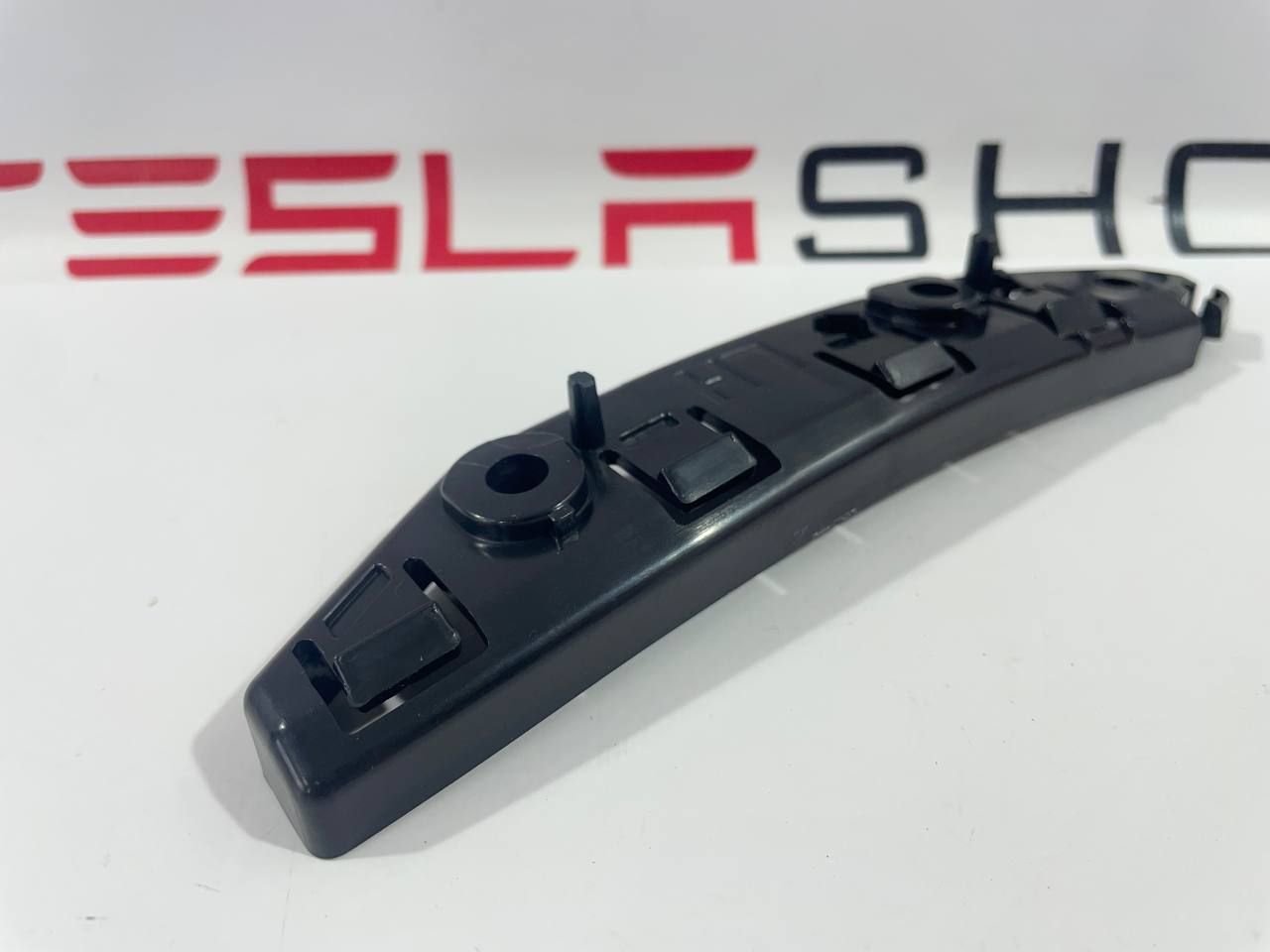 Кронштейн крепления направляющая бампер крыло Tesla Model 3 1 поколение 2020, 1084181-00-E - фото №1