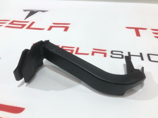 Кронштейн (крепление) коврового покрытия багажника Tesla Model X 1 поколение 2019, электро, 1066955-00-D