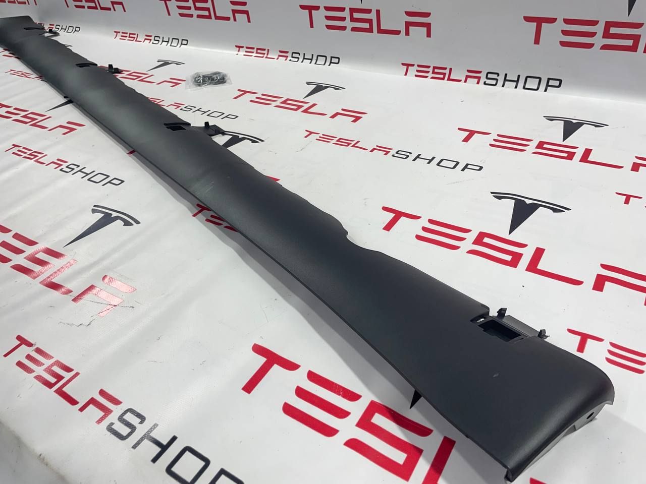 Накладка порога рокерной панели Tesla Model 3 1 поколение 2021, 1089828-00-D, 1089830-00-D - фото №1