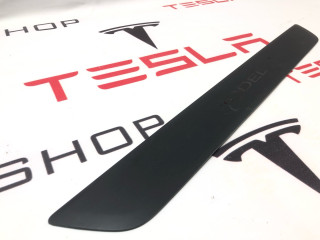 Накладка декоративная порога Tesla Model 3 1 поколение 2022, 1090844-00-C, 1504763-00-B