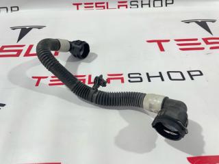 Патрубок системы охлаждения расширительный бачок - радиатор Tesla Model 3 1 поколение 2019, 1077599-00-D