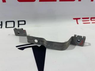 кронштейн крепления подкрылка переднего левого Tesla Model 3 1 поколение 2019, 1104540-00-B