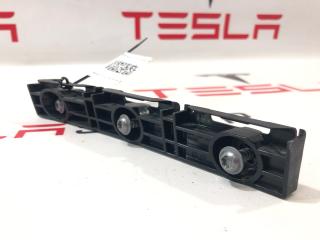 Кронштейн крепления накладки порога рокерной панели Tesla Model S 1 поколение [2-й рестайлинг] (2021 - 2026), 1567145-00-A