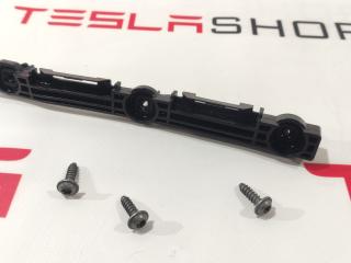 Кронштейн крепления накладки порога рокерной панели Tesla Model S 1 поколение [2-й рестайлинг] (2021 - 2026), 1567142-00-B