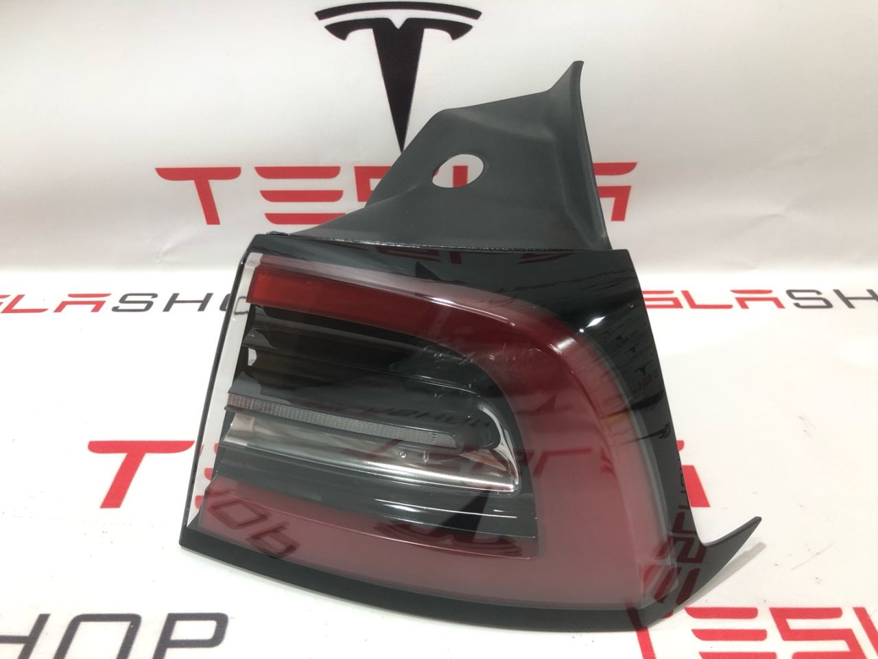 фонарь задний правый Tesla Model Y 1 поколение 2020, 1502087-00-D, 1077398-00-H - фото №1