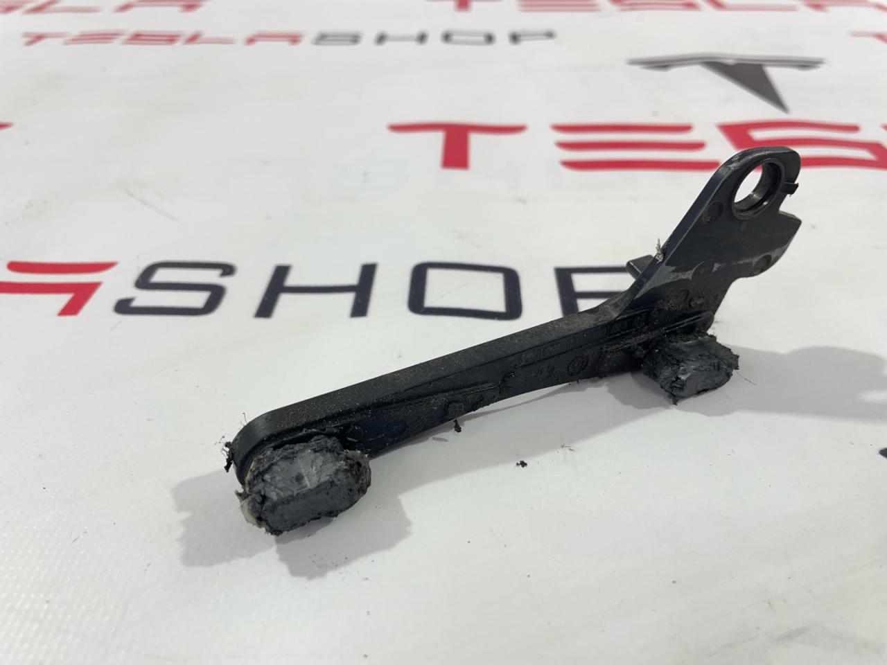 Кронштейн направляющая люка Tesla Model S 1 поколение 2014, 6008675-00-E, 6008675-00-D - фото №1