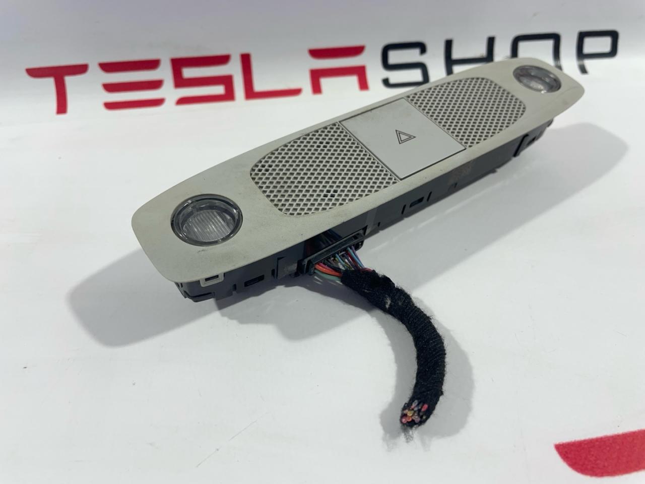 Панель освещения с микрофоном и кнопкой аварийного сигнала Tesla Model 3 1 поколение 2019, 1092573-00-K - фото №1