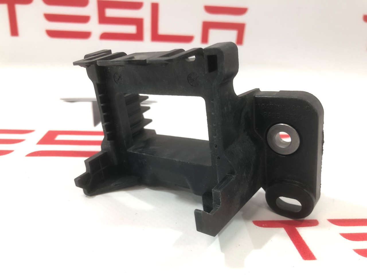 Кронштейн крепления радара Tesla Model X 1 поколение 2019, 1047098-00-D - фото №1