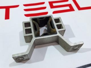 Кронштейн крепления корпуса радиаторов Tesla Model S 1 поколение [2-й рестайлинг] (2021 - 2026), 1615669-00-A