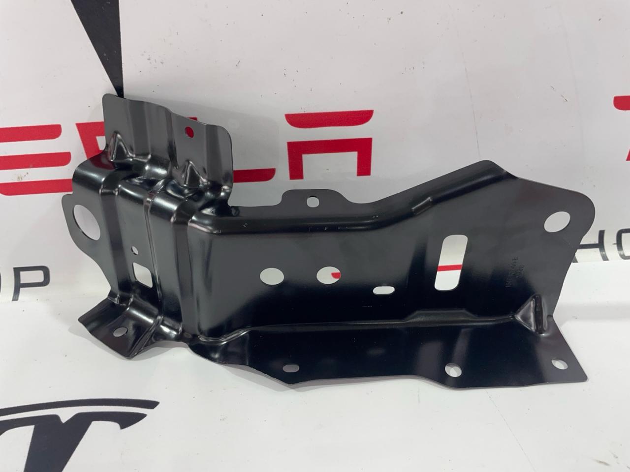 кронштейн усилителя переднего бампера нижний Tesla Model 3 2 поколение 2024, 1847107-00-B, 1694451-00-D, 1772362-00-E - фото №1