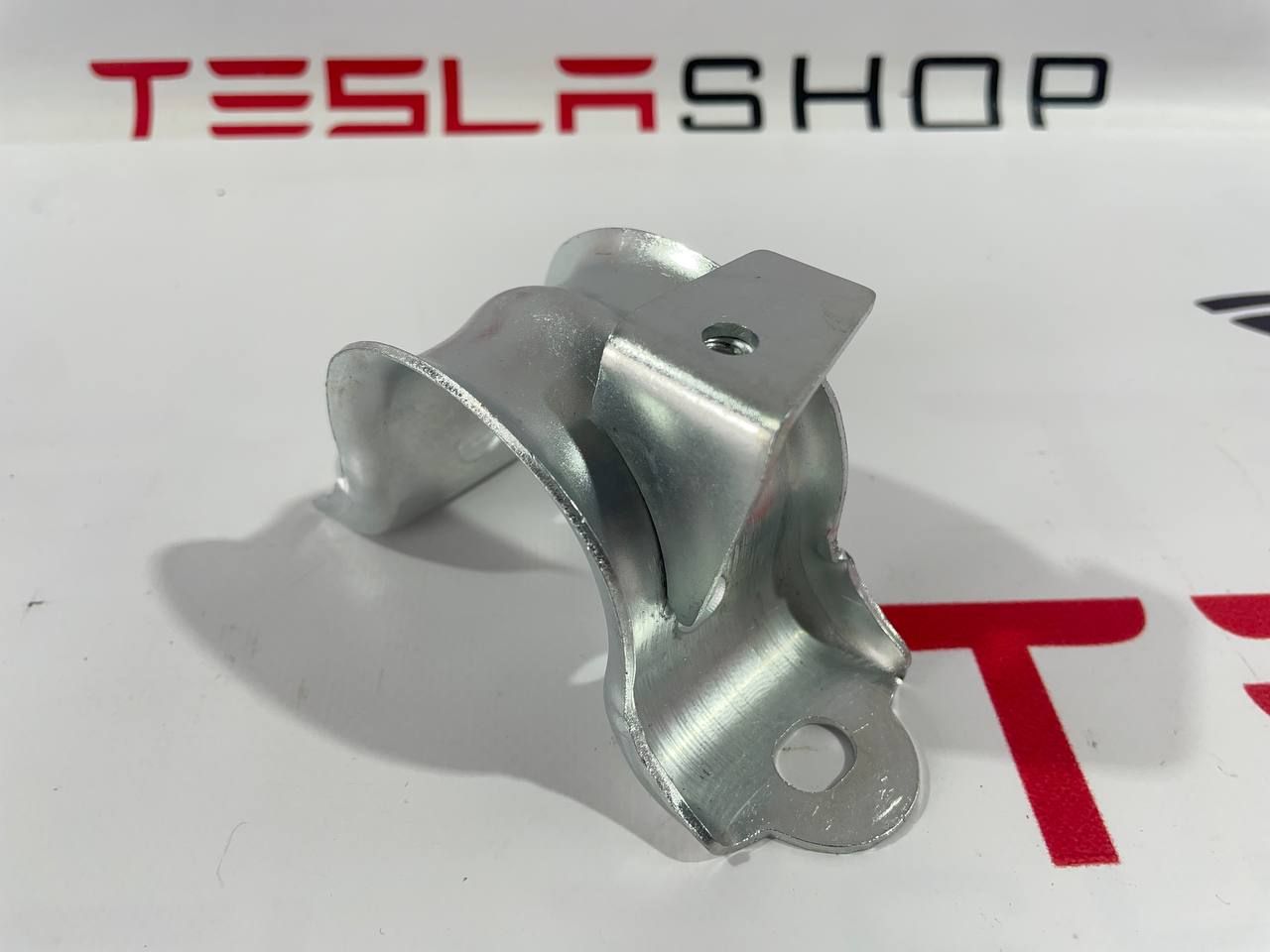 Кронштейн крепления (скоба) стабилизатора Tesla Model 3 1 поколение 2021, 1144381-00-B, 1044388-00-B, 1044383-00-B, 1188383-00-A, 1144387-00-B - фото №1