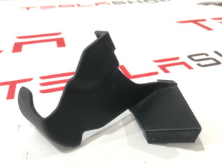 Накладка декоративная петли капота Tesla Model 3 1 поколение 2022, 1112072-00-B