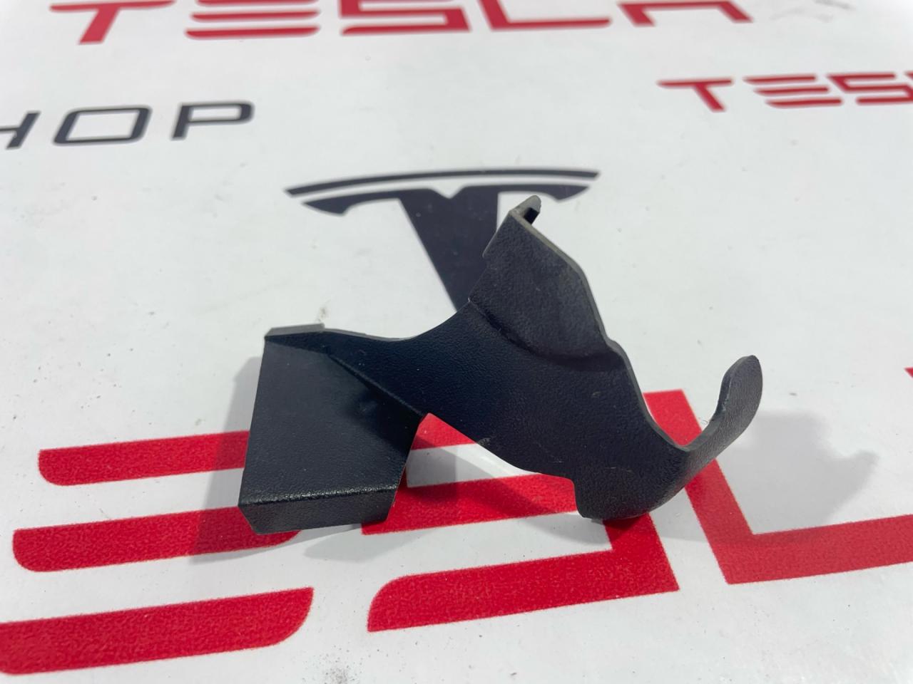 Накладка декоративная петли капота Tesla Model 3 1 поколение 2019, 1112071-00-A - фото №1