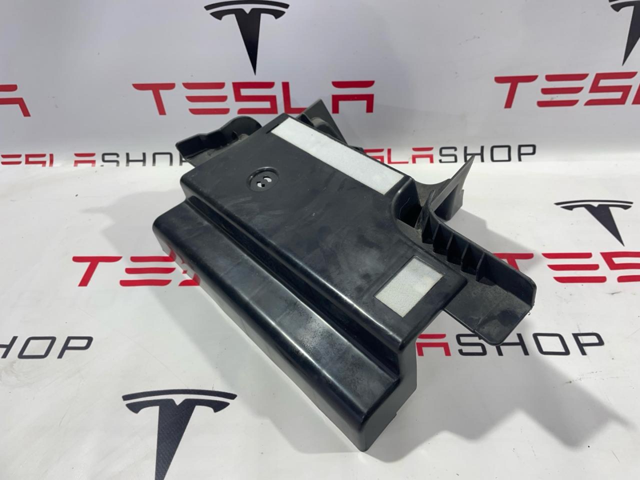 Кронштейн крепления обшивки багажника Tesla Model 3 1 поколение 2019, 1470967-00-B, 1479703-00-A - фото №1