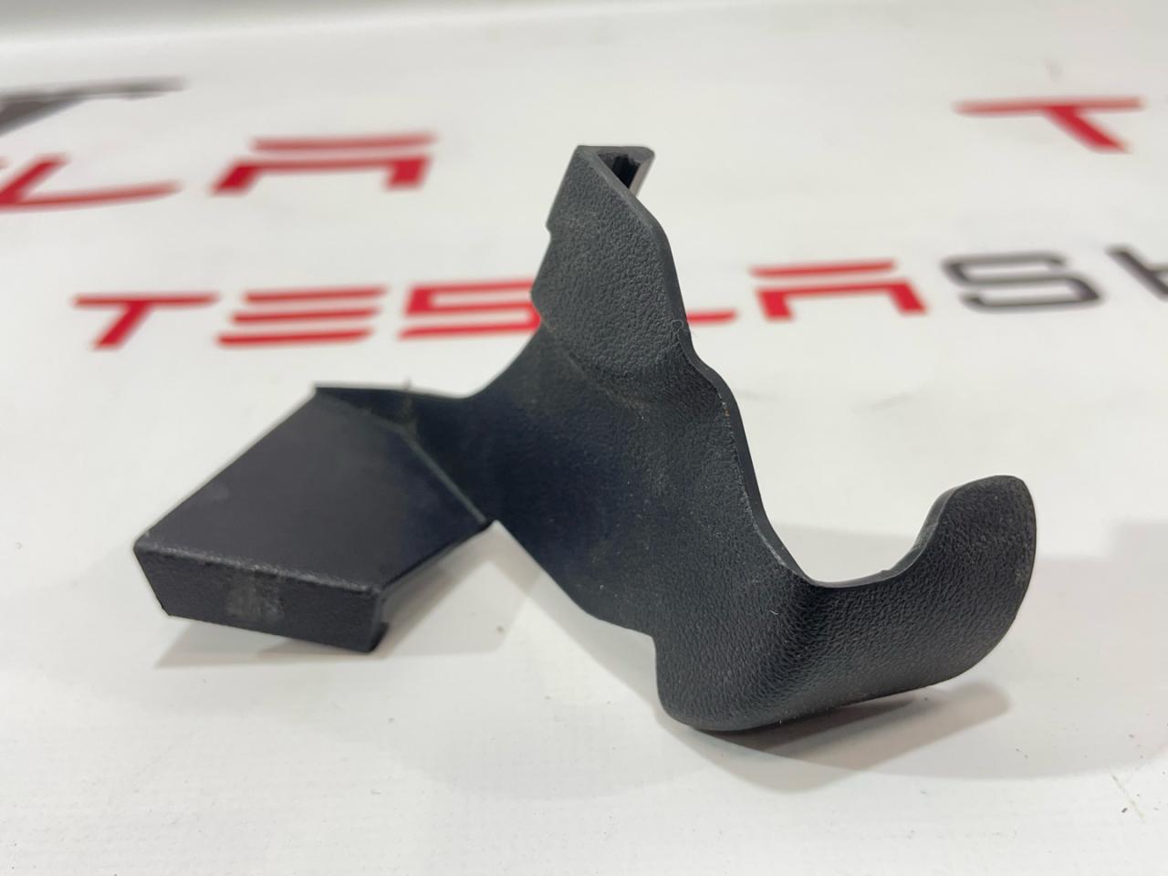 Накладка декоративная петли капота Tesla Model 3 1 поколение 2019, 1112071-00-A - фото №1