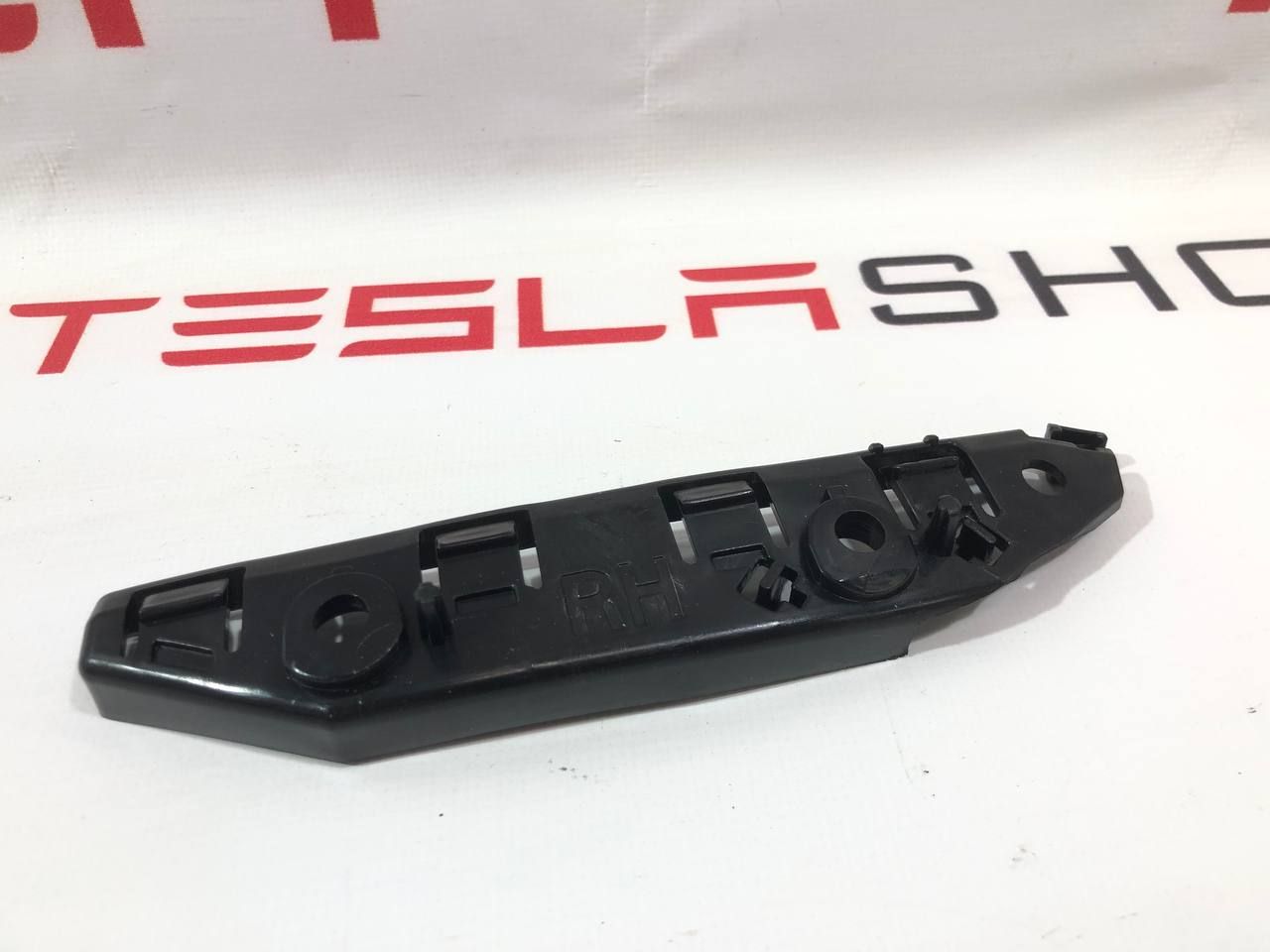 Кронштейн крепления направляющая бампер крыло Tesla Model 3 1 поколение 2020, 1084182-00-E - фото №1