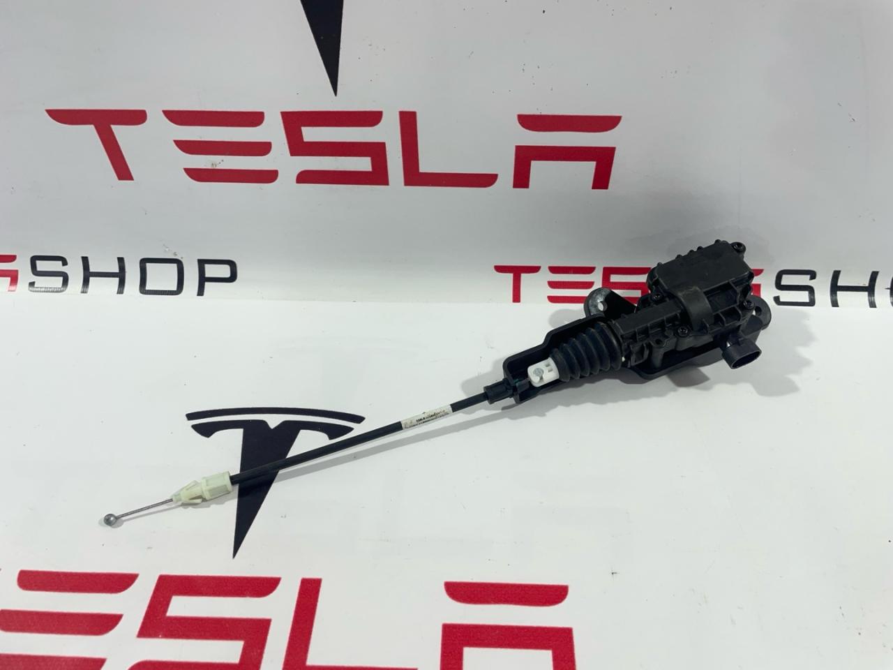 электропривод замка капота Tesla Model 3 1 поколение 2022, 1098789-00-D, 1098790-00-D, 1500398-00-H, 1643071-00-A - фото №1