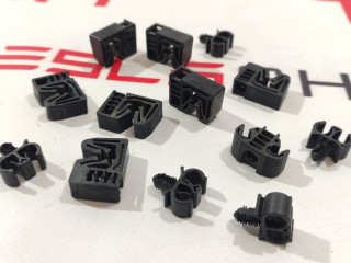 клипса Tesla Model X 1 поколение 2019, 1027713-00-D