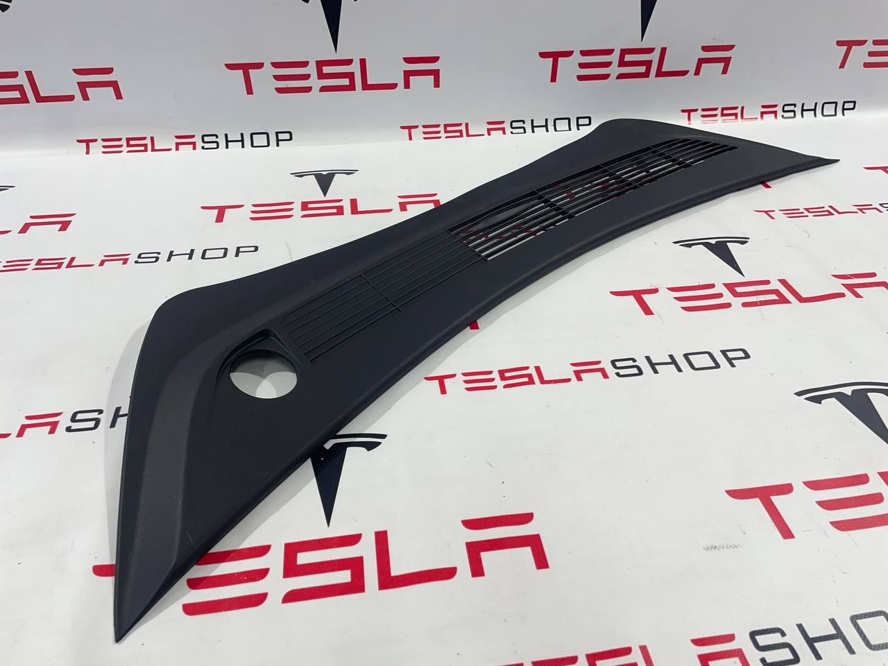 Подкапотный пластик бокса Tesla Model 3 1 поколение (2017 - 2026), 1081675-00-B, 1081692-00-C - фото №1
