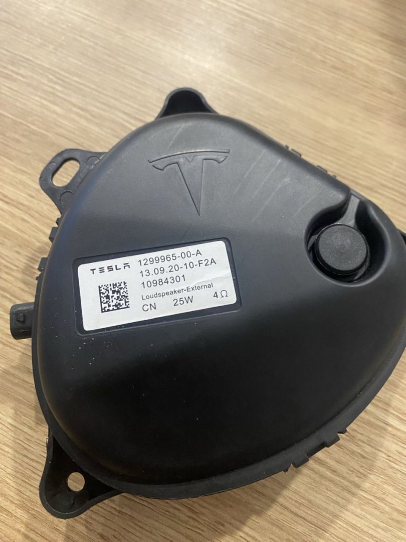 Динамик шумогенератор для пешеходов Tesla Model Y 1 поколение 2020, 1299965-00-A - фото №1