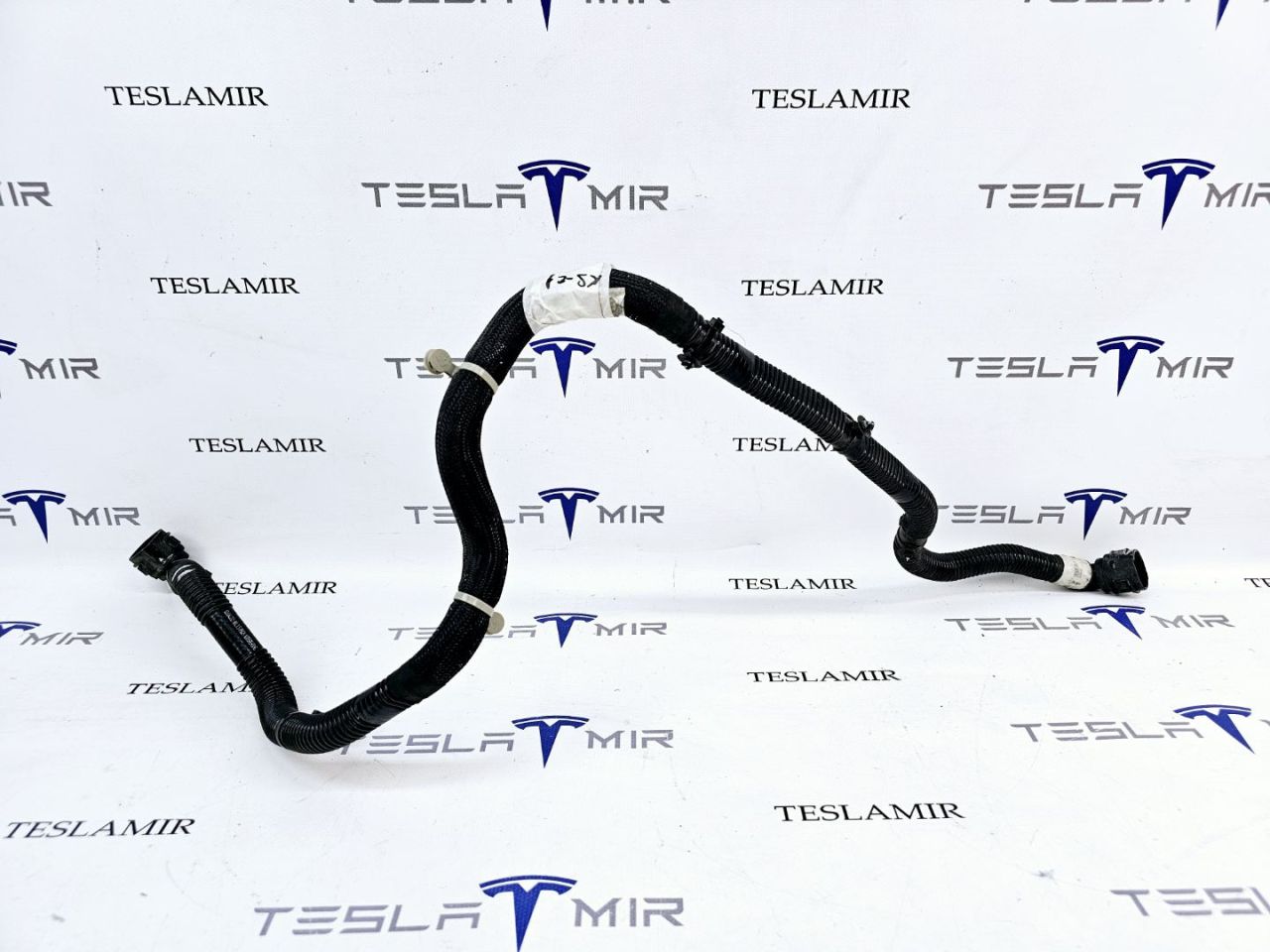 Шланг системы охлаждения заднего мотора Tesla Model 3 1 поколение 2022, 1077595-00 - фото №1