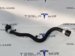 Патрубок системы охлаждения пластиковый передний Tesla Model 3 2 поколение 2025, 1501325-00