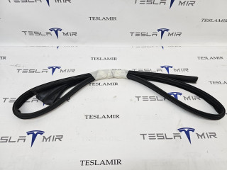 уплотнительная резинка на крышу левая Tesla Model Y 1 поколение 2021, 1497677-00