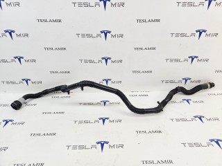 Патрубок системы охлаждения пластиковый передний Tesla Model 3 2 поколение 2025, 1501334-00, 1647666-00