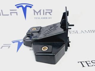 Кронштейн крепления передней решетки-бампера-фары правый Tesla Model S 1 поколение [рестайлинг] 2017, 1061332-00, 1020792-00