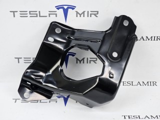 крепление ( кронштейн ) крыла Tesla Model Y 1 поколение 2025, 2032468-S0, 2032470-00