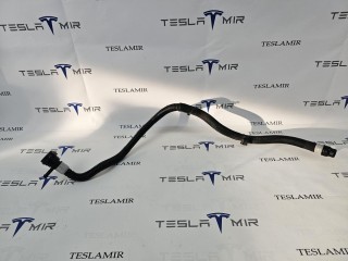Патрубок системы охлаждения пластиковый передний Tesla Model 3 2 поколение 2025, 1504721-00