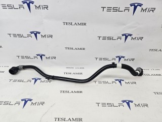 Патрубок системы охлаждения пластиковый передний Tesla Model Y 1 поколение 2025, 1705725-00