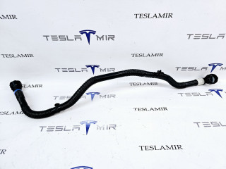 Патрубок системы охлаждения пластиковый передний Tesla Model 3 1 поколение 2022, 1530129-00, 1631595-00