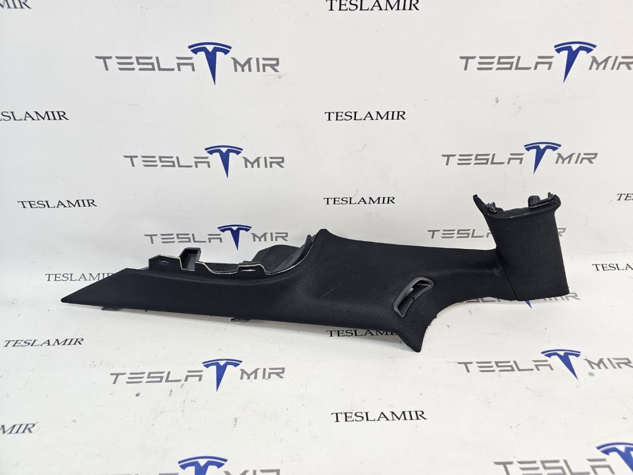 Накладка ремня безопасности стойки С левая Tesla Model 3 2 поколение 2024, 1867539-20 - фото №1