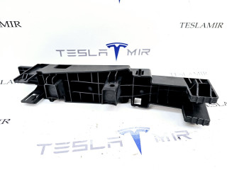 Кронштейн крепления обшивки багажника правый Tesla Model Y 1 поколение 2021, 1552221-00