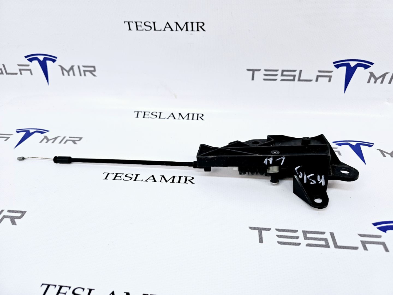 Электропривод (активатор, актуатор) замка капота Tesla Model 3 1 поколение 2020, 1033010-00, 1098789-00 - фото №1